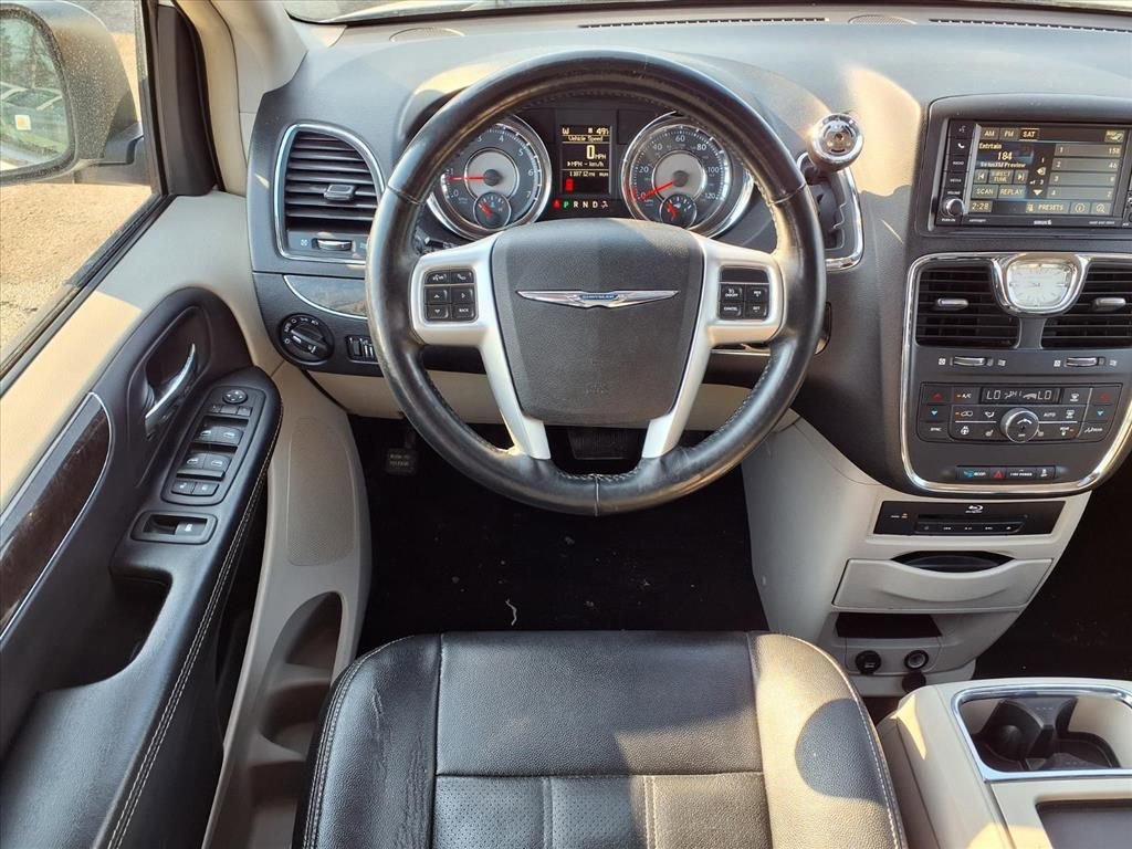 Used 2016 Chrysler Town & Country Touring-L image 12