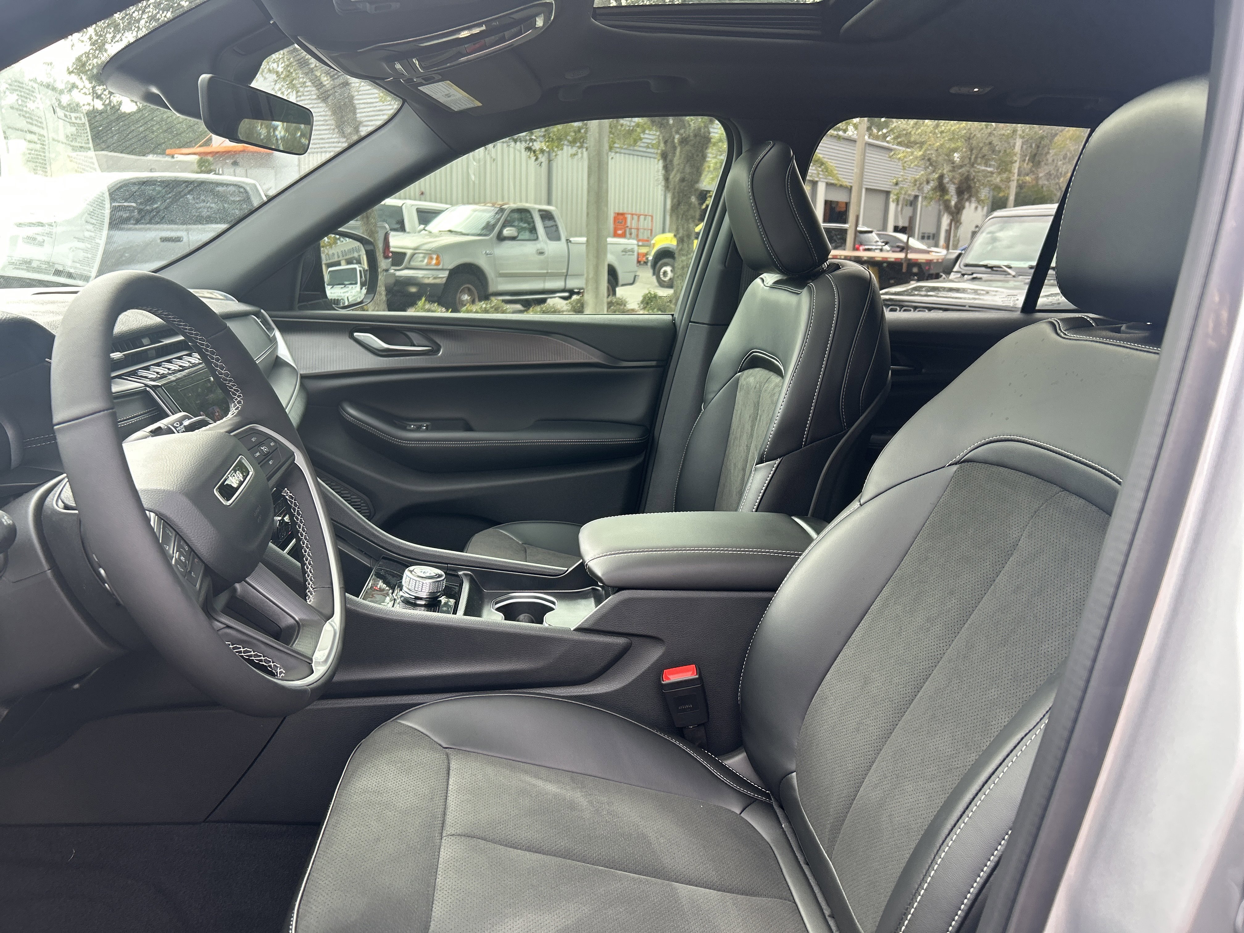 New 2025 Jeep Grand Cherokee Altitude image 14