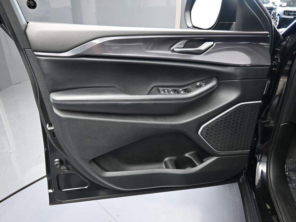 Used 2021 Jeep Grand Cherokee L Laredo w/ Luxury Tech Group I image 12