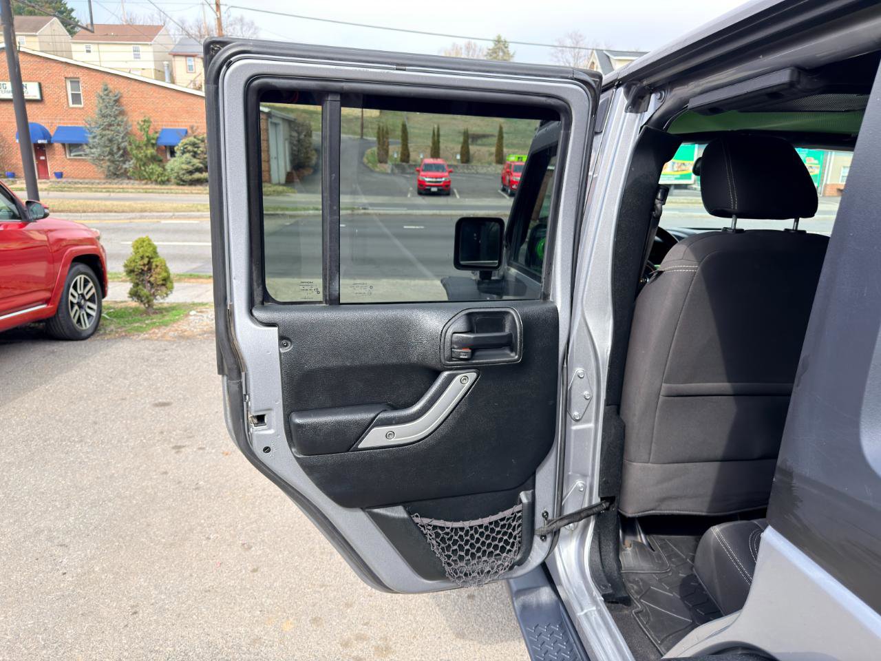 Used 2018 Jeep Wrangler Unlimited Sahara w/ Connectivity Group image 12