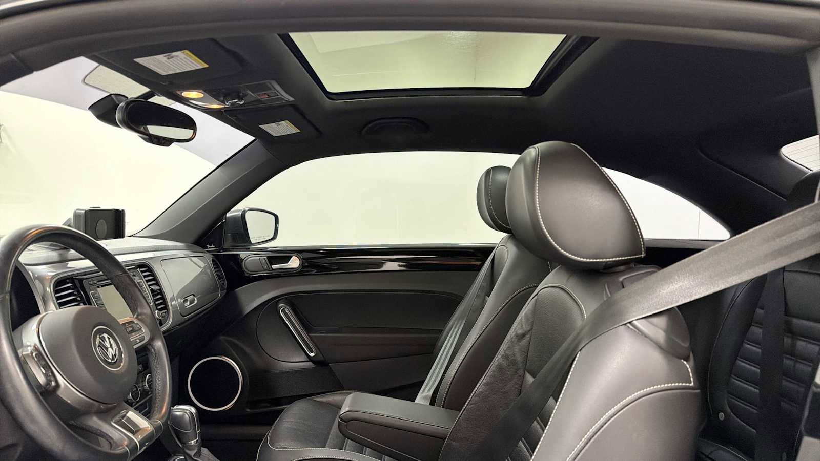 Used 2014 Volkswagen Beetle TDI image 25