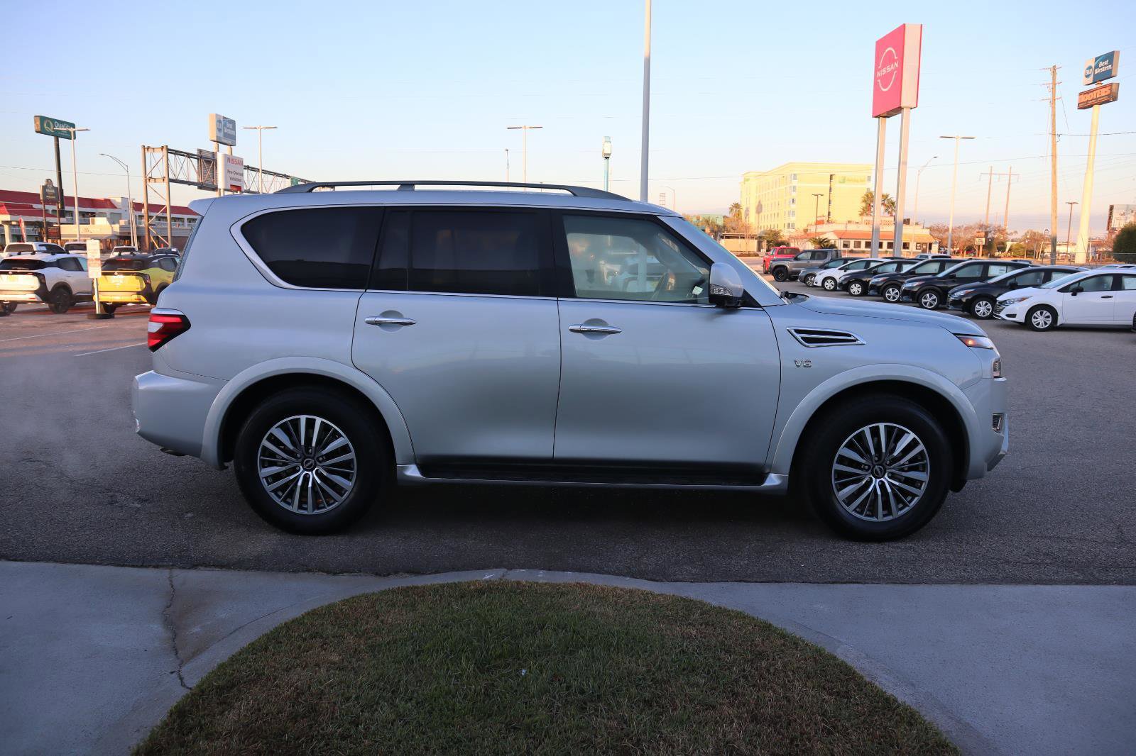 Used 2022 Nissan Armada SL image 12