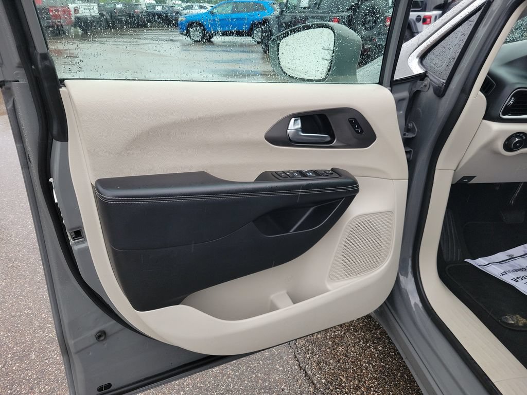 Used 2022 Chrysler Pacifica Touring-L FWD image 18