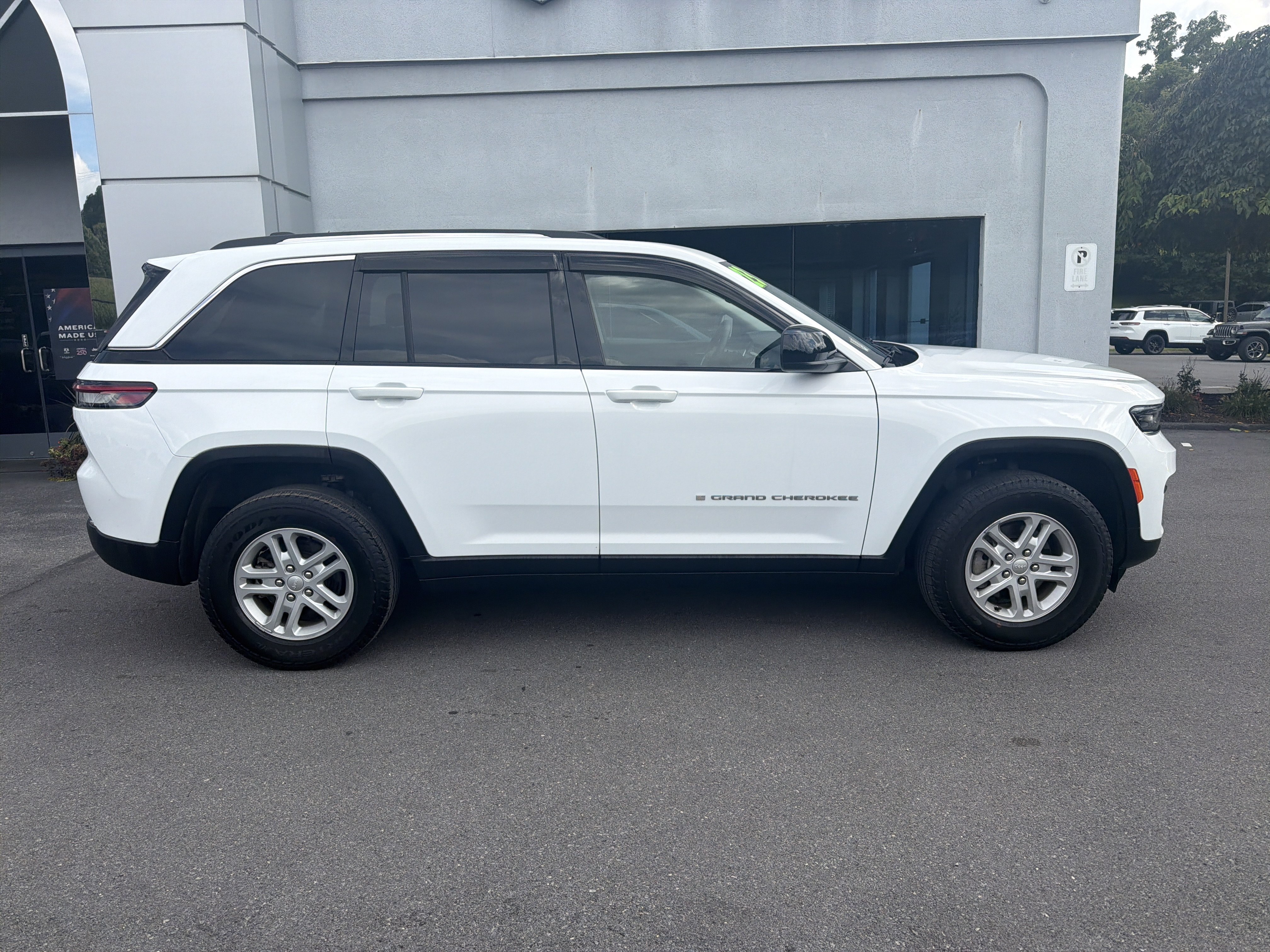 Used 2023 Jeep Grand Cherokee Laredo AWD/4WD image 2