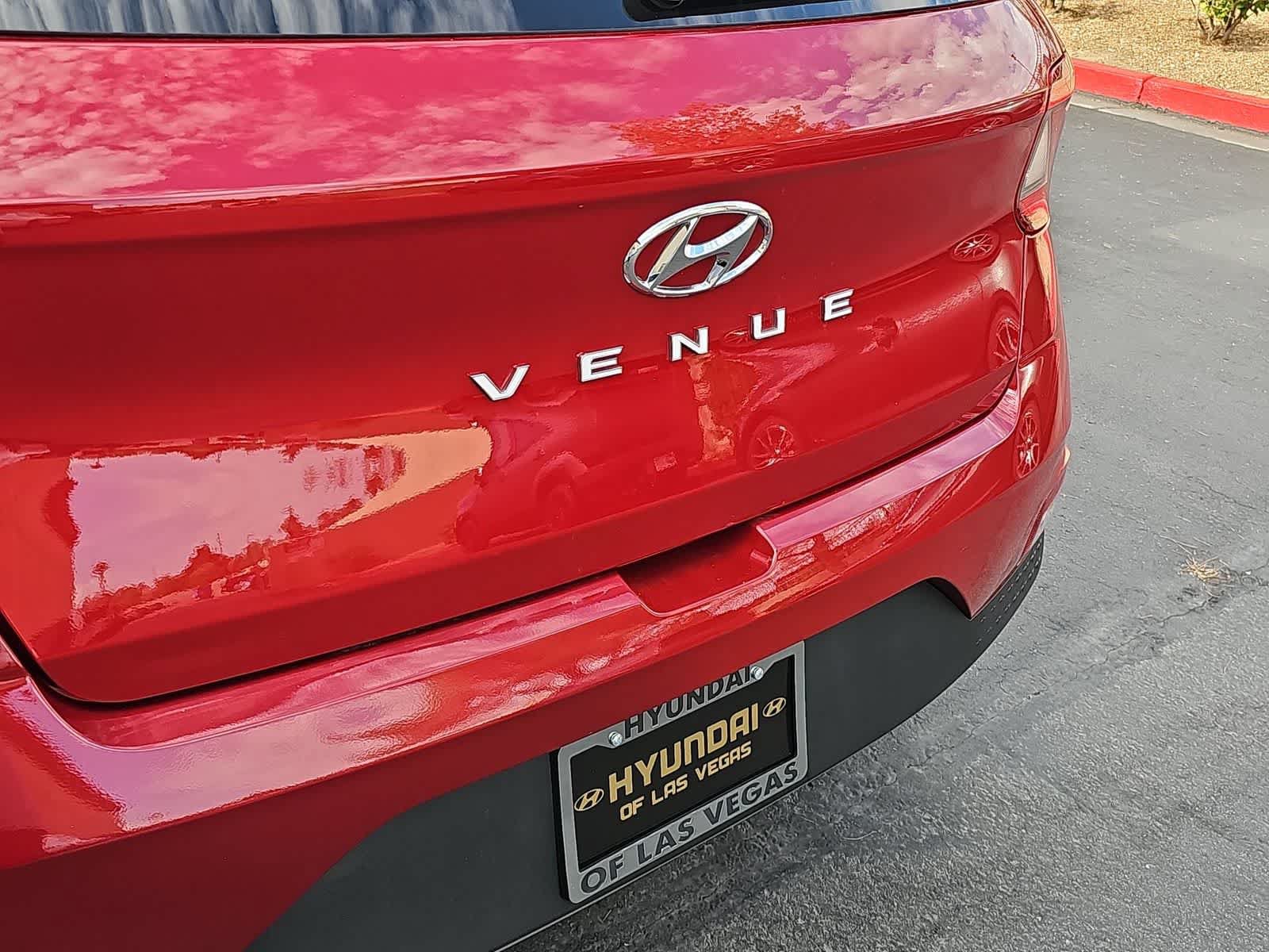 Used 2022 Hyundai Venue SEL FWD image 11
