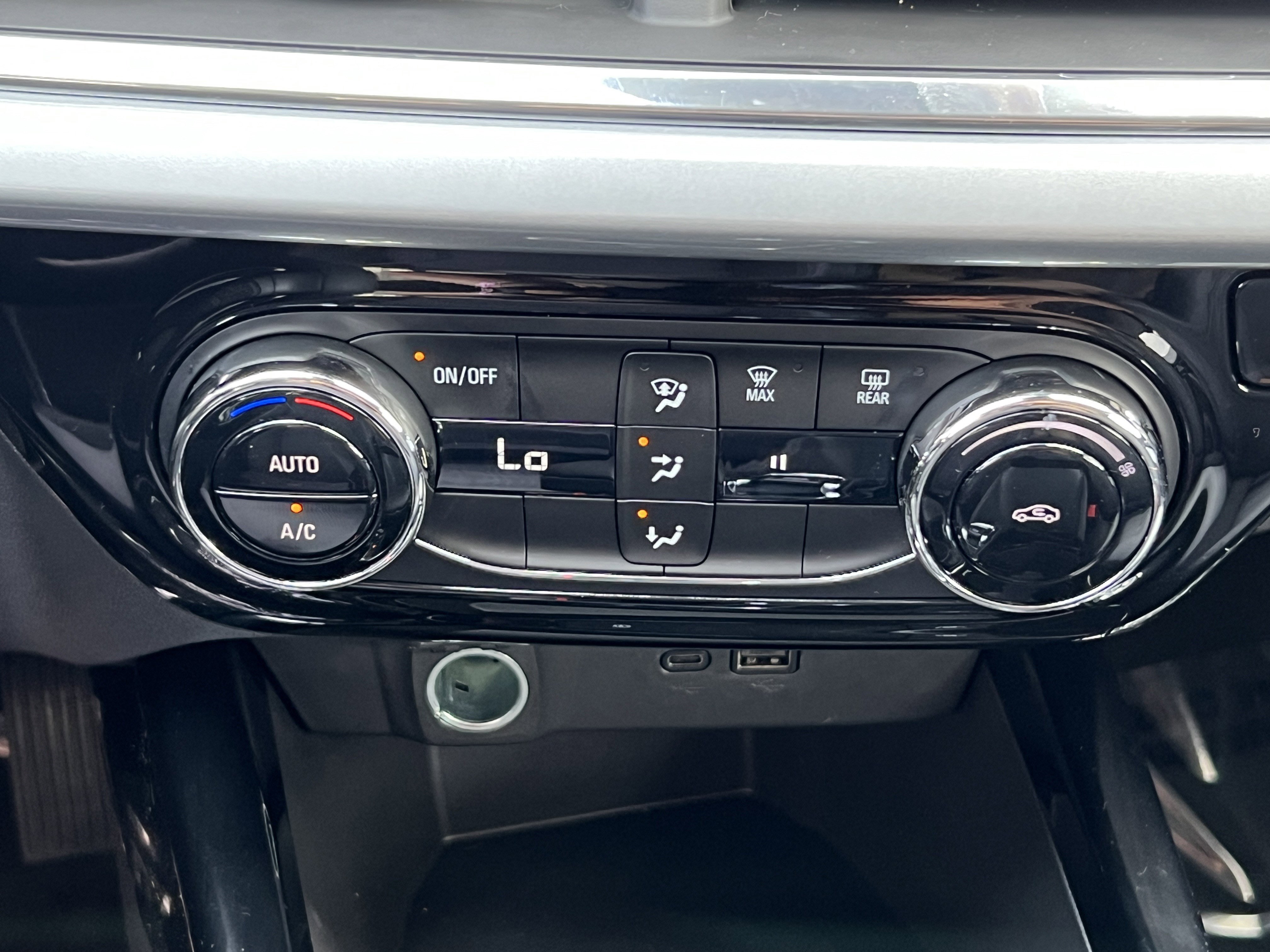 Used 2025 Chevrolet Trax LT FWD image 29