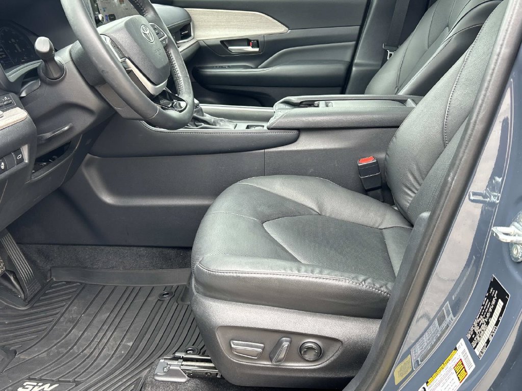Used 2025 Toyota Grand Highlander AWD image 15