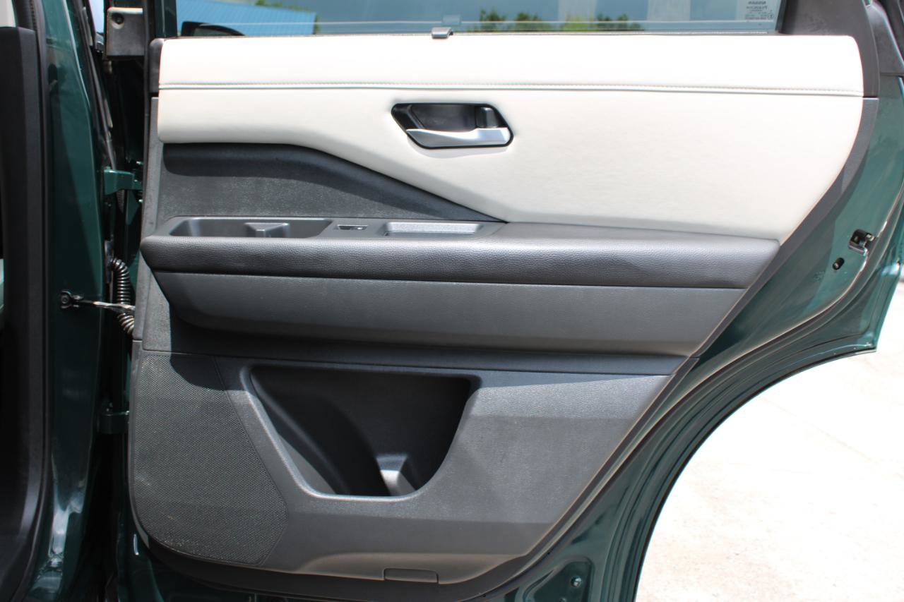 Used 2025 Nissan Pathfinder SL AWD/4WD image 45