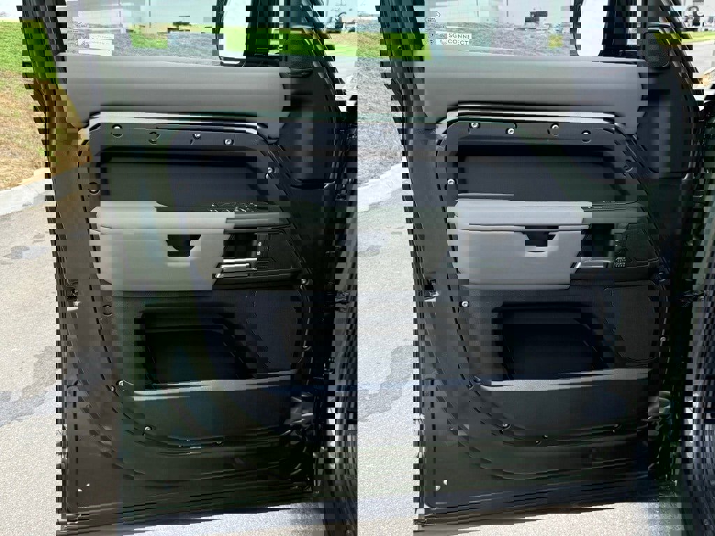 New 2026 Land Rover Defender 110 X-Dynamic SE image 15