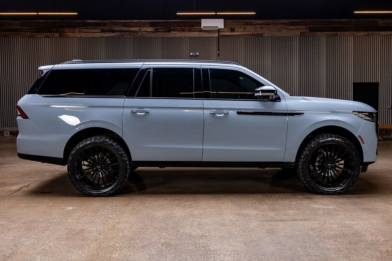 Used 2025 Lincoln Navigator L Reserve w/ Jet Appearance Package AWD/4WD image 11