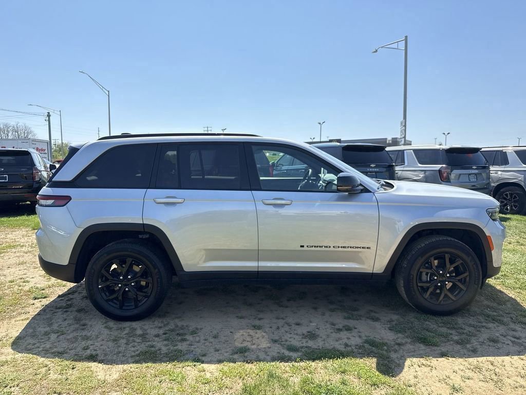 Used 2025 Jeep Grand Cherokee Altitude AWD/4WD image 14