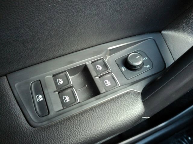 Used 2021 Volkswagen Tiguan SE FWD image 36
