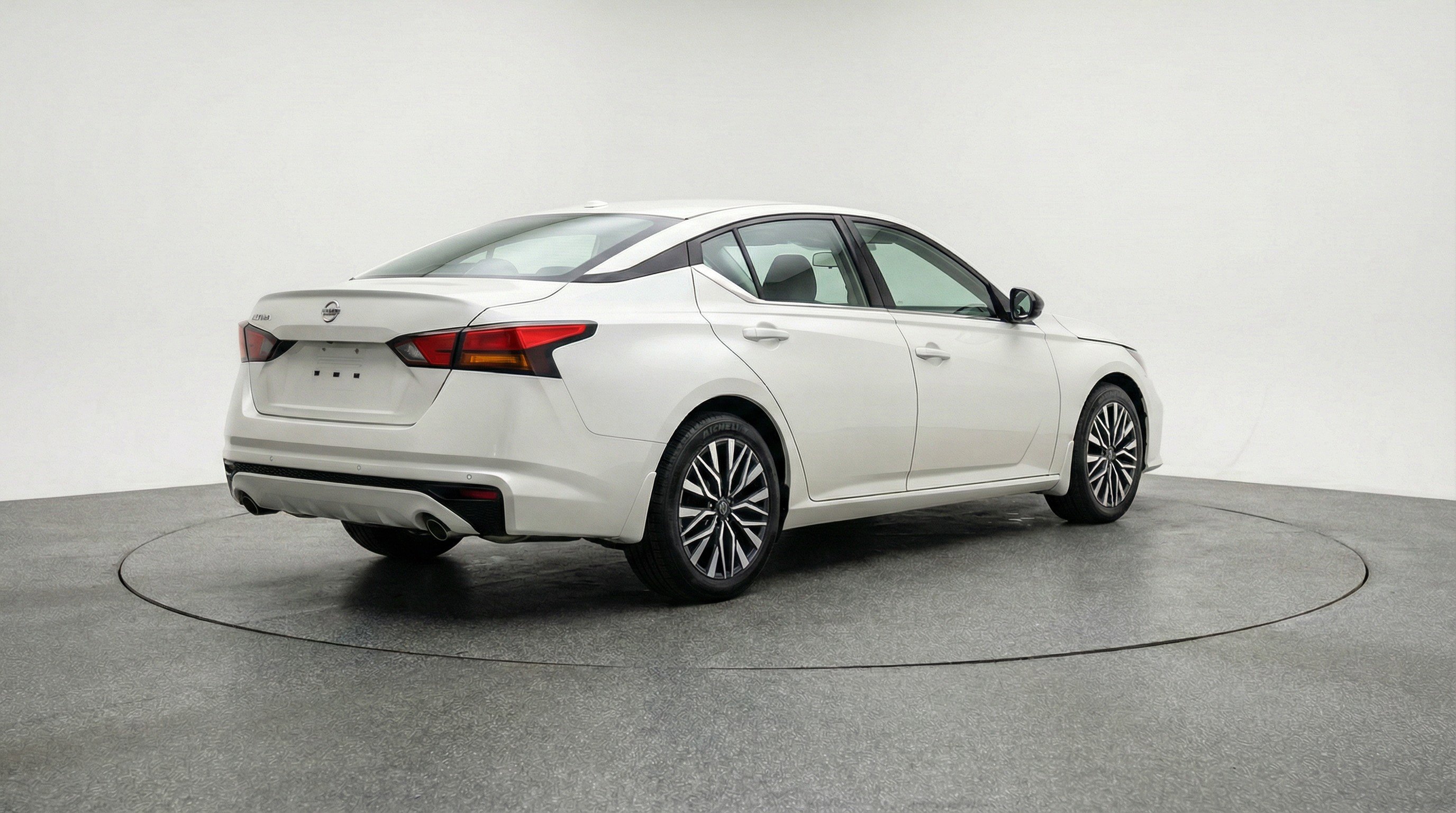 Used 2025 Nissan Altima 2.5 SV image 9
