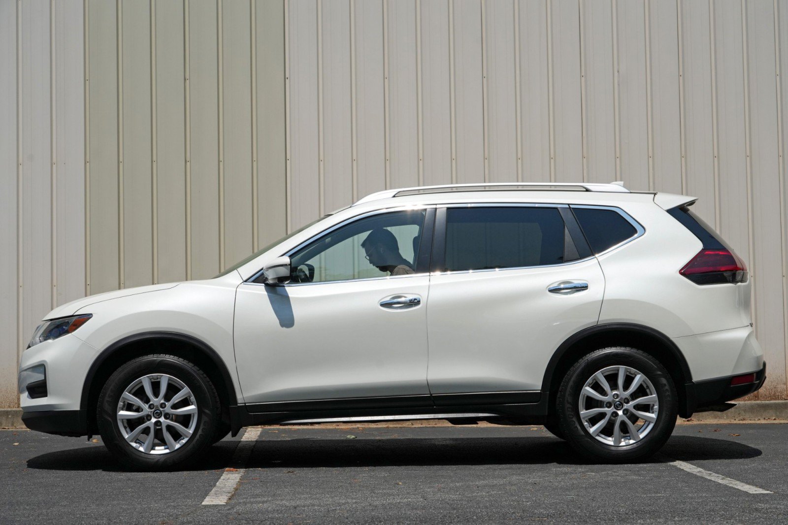 Used 2018 Nissan Rogue SV w/ Premium Package AWD/4WD image 8