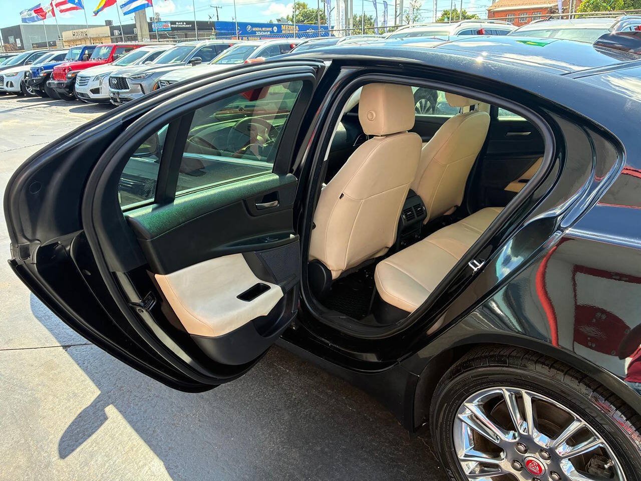 Used 2019 Jaguar XE Premium RWD image 9