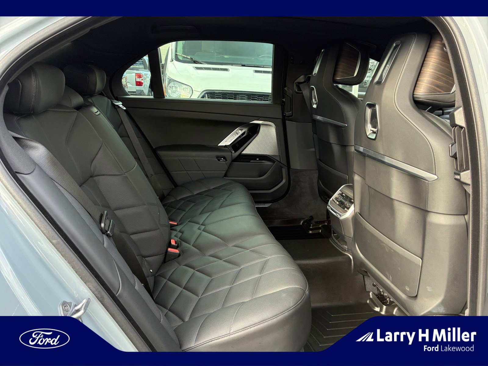 Used 2025 BMW 760i xDrive w/ Premium Package image 18