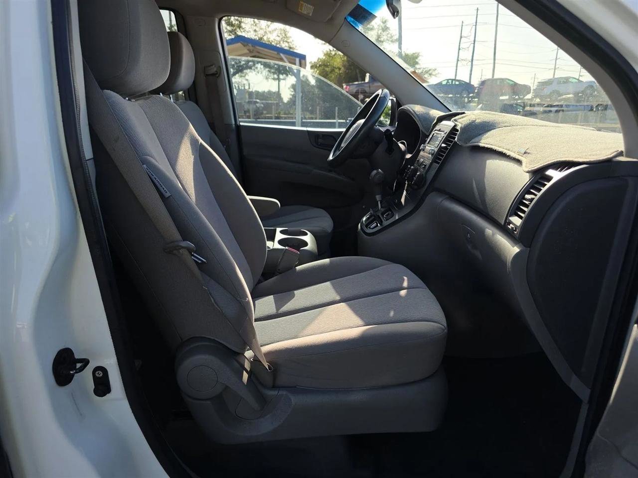 Used 2009 Kia Sedona LX image 14