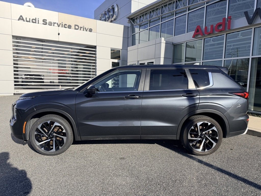 Used 2024 Mitsubishi Outlander SE image 3