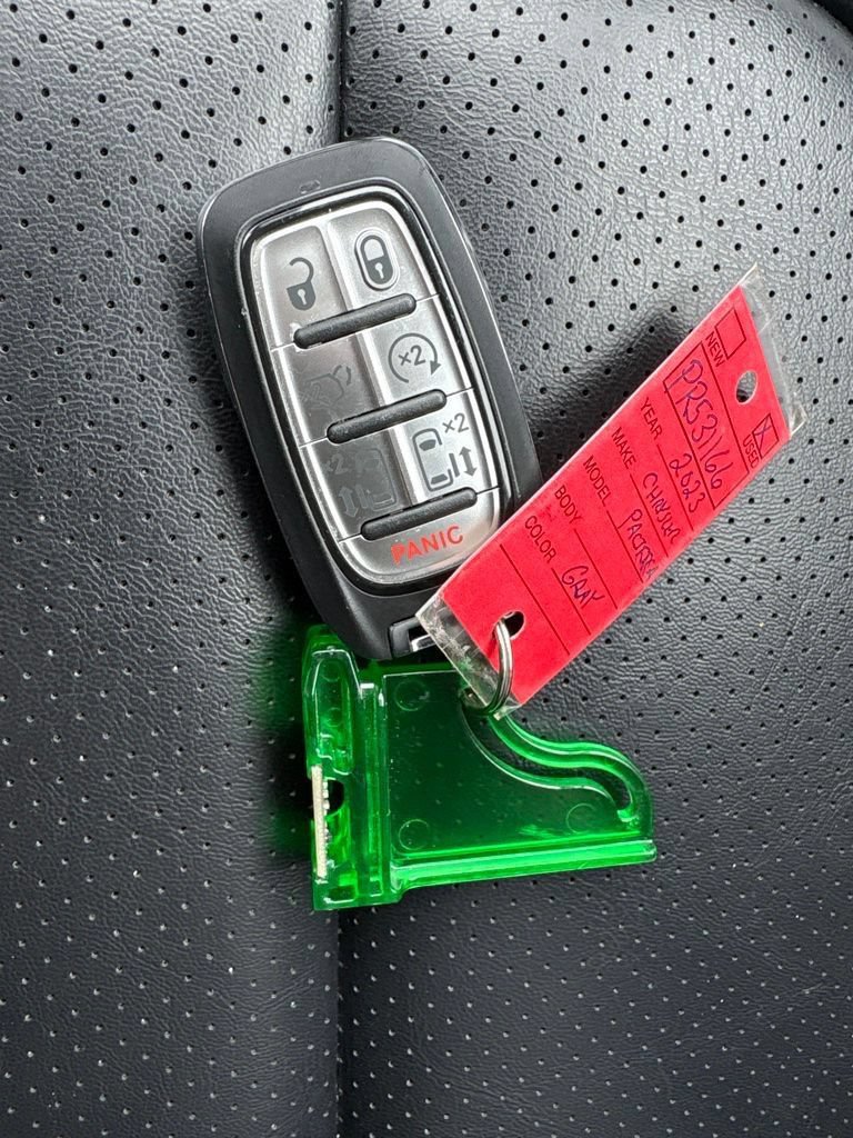 Used 2023 Chrysler Pacifica Touring-L FWD image 32
