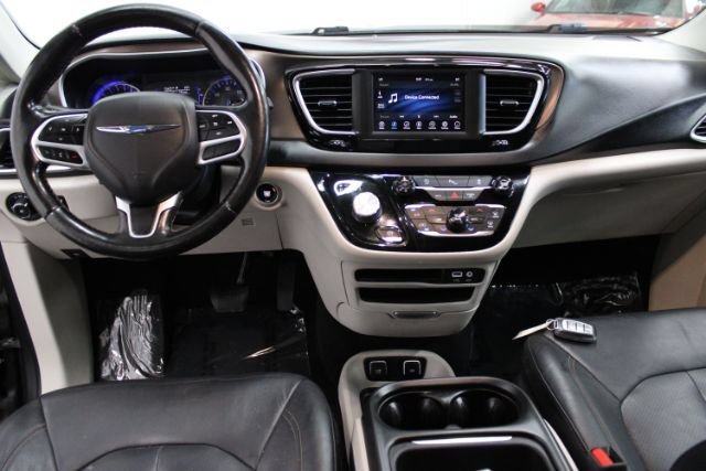 Used 2019 Chrysler Pacifica Touring-L FWD image 2