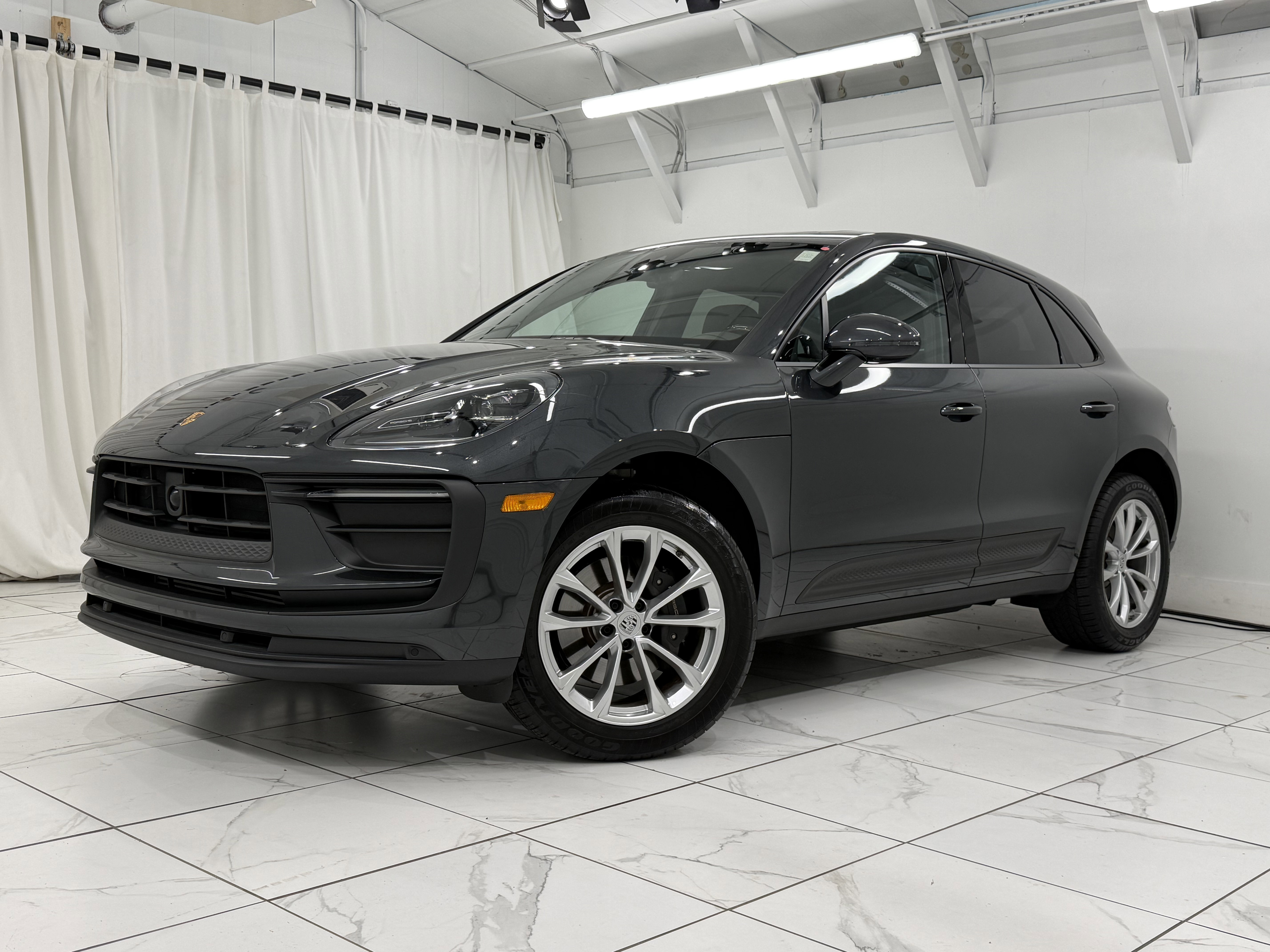 Certified 2025 Porsche Macan image 1