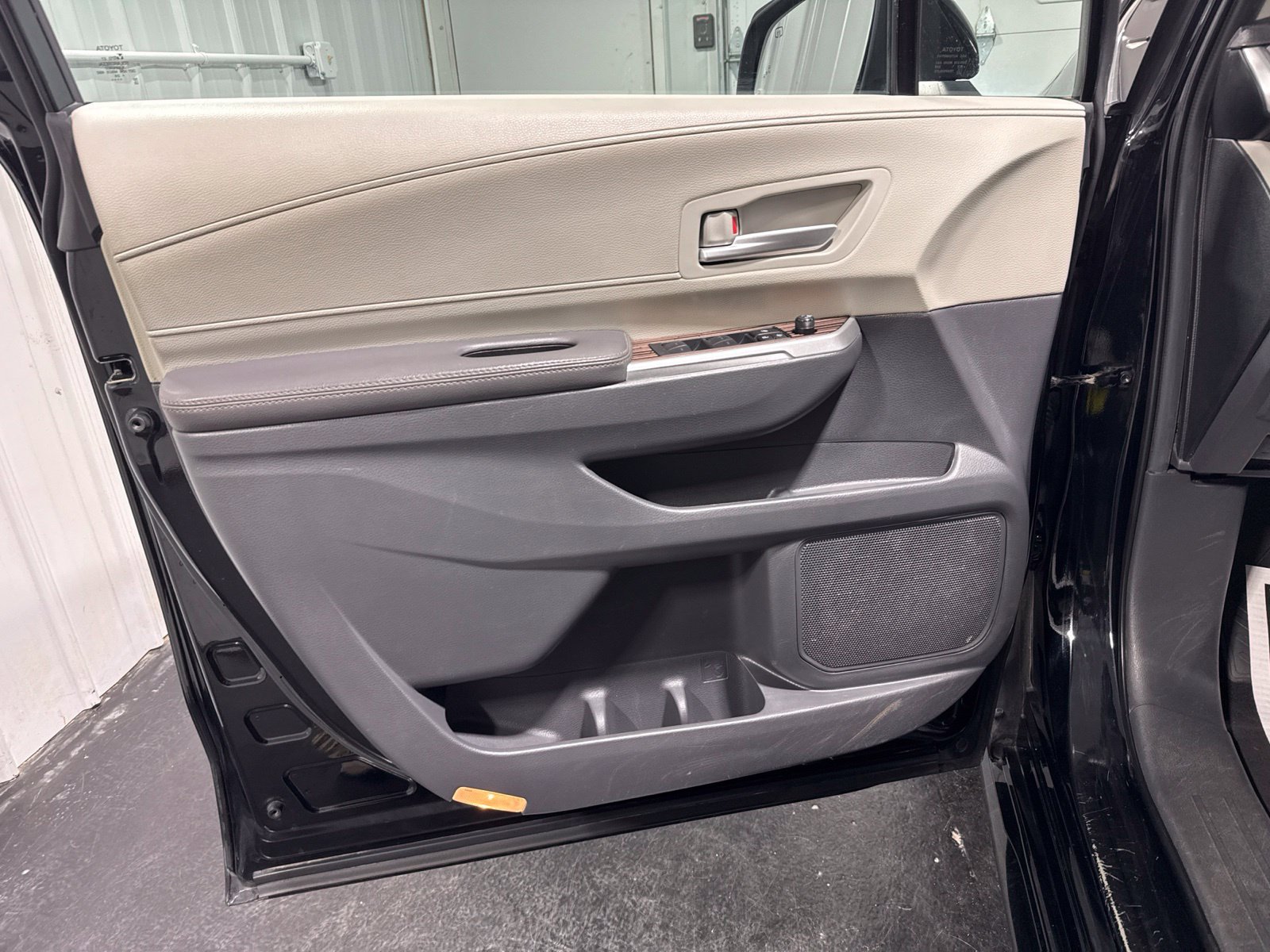 Used 2024 Toyota Sienna XLE FWD image 27