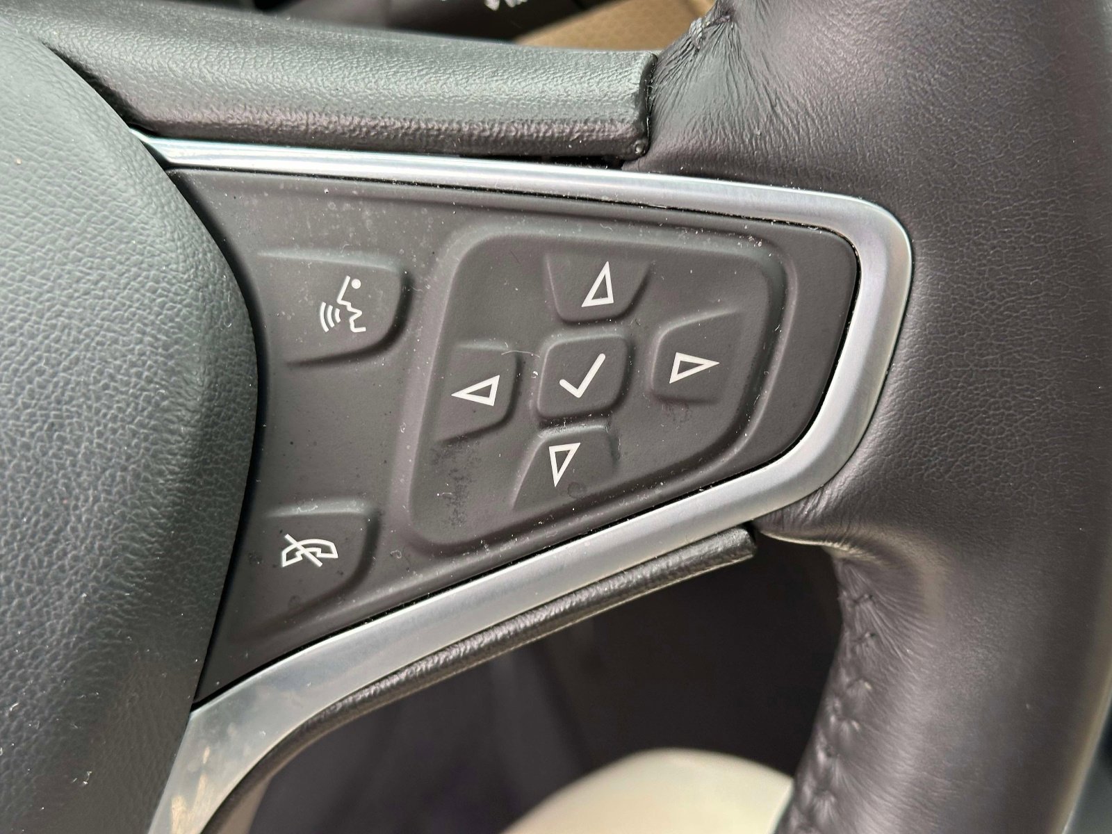 Used 2022 Chevrolet Equinox Premier image 23