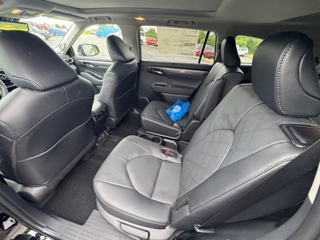 New 2026 Toyota Highlander Platinum AWD/4WD image 16