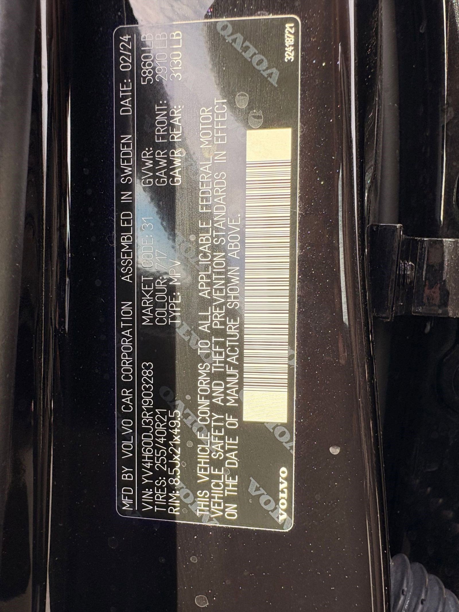 Certified 2024 Volvo XC60 T8 Ultimate w/ Protection Package Premier image 20