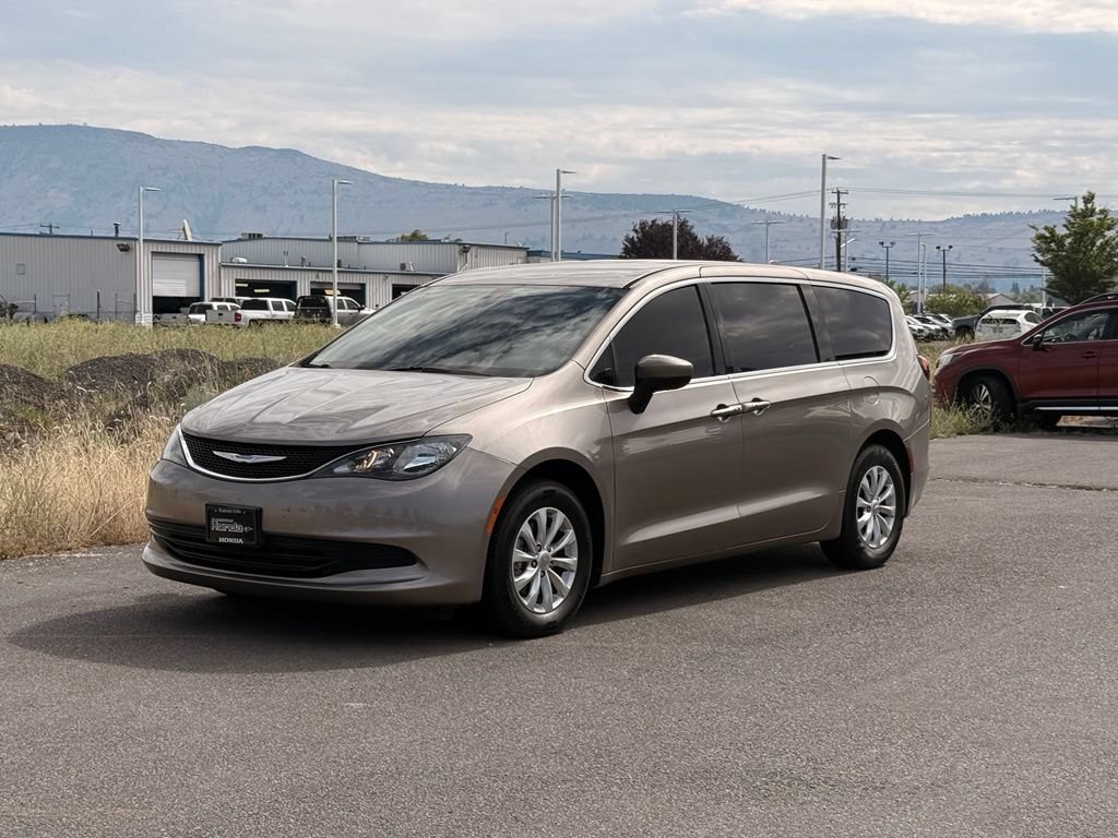 Used 2017 Chrysler Pacifica Touring w/ Tire & Wheel Group FWD image 7