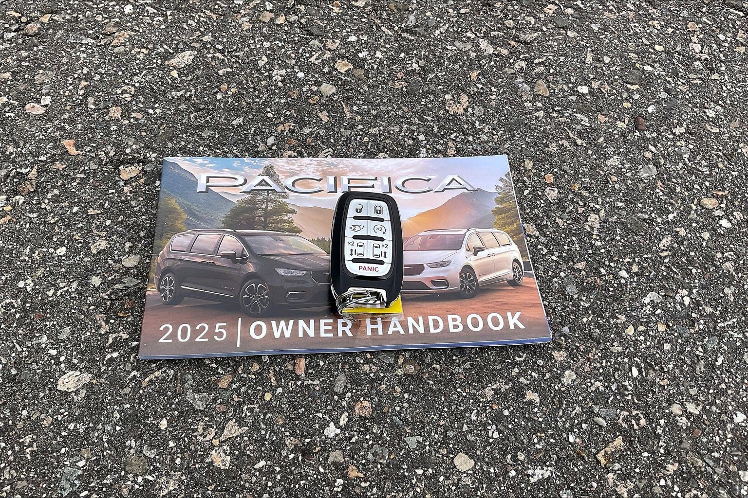 Used 2025 Chrysler Pacifica Limited w/ Trailer Tow Group FWD image 10