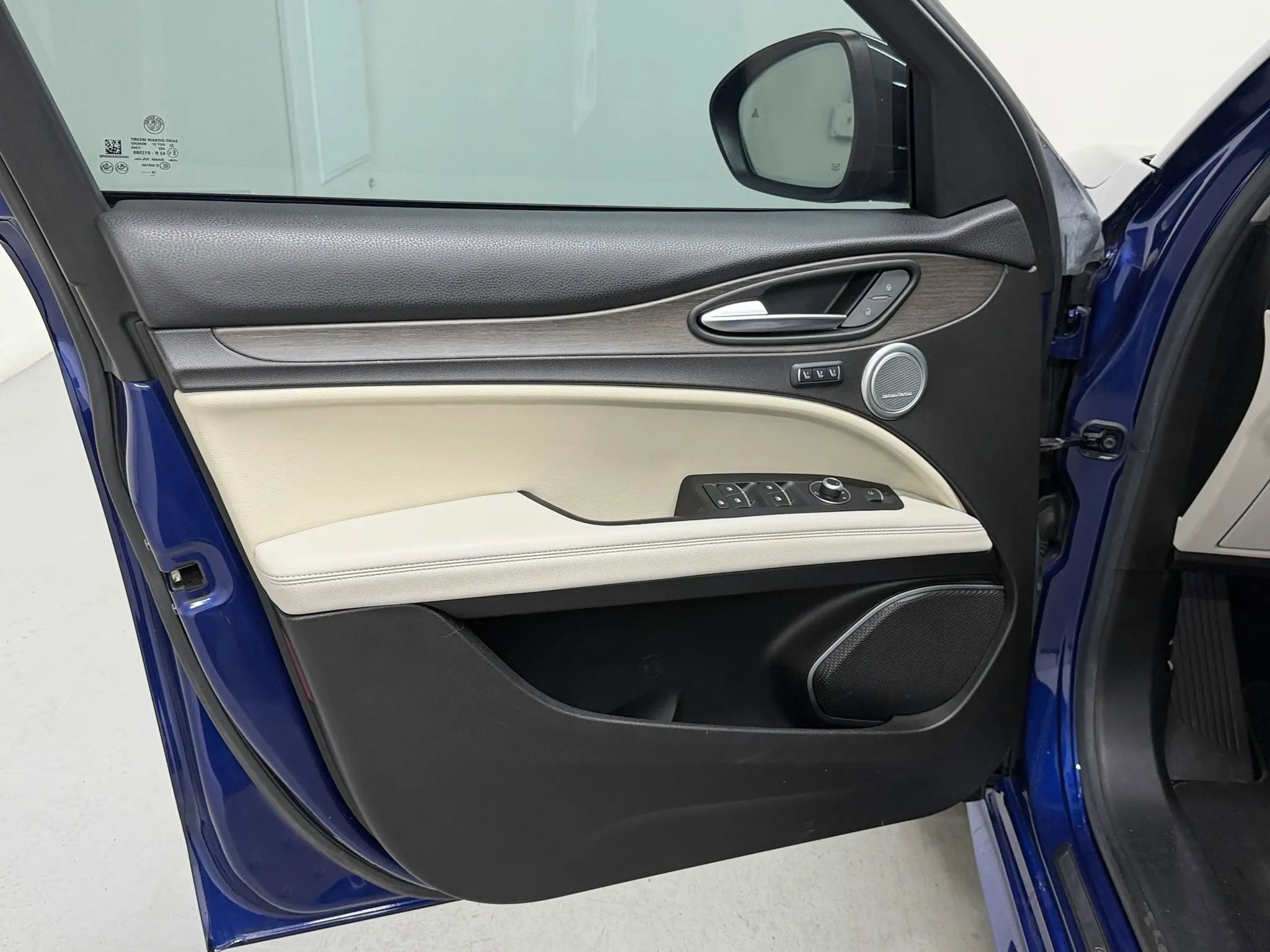 Used 2020 Alfa Romeo Stelvio Ti w/ Nero Edizione AWD/4WD image 36