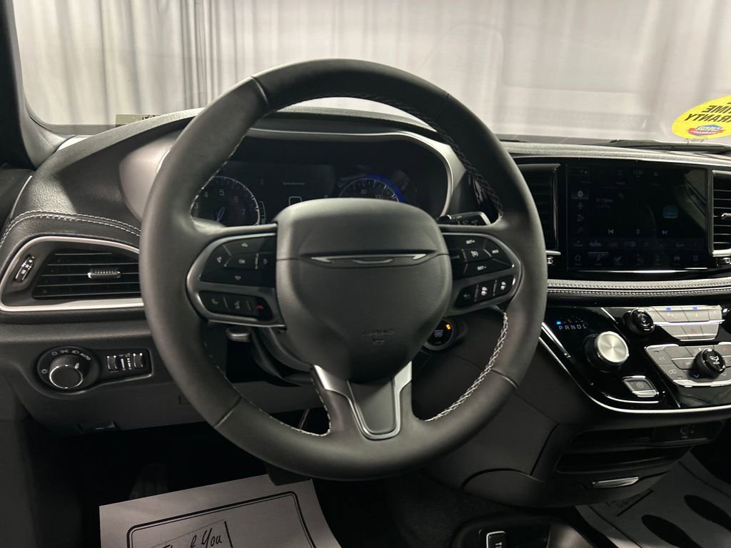 New 2027 Chrysler Pacifica Select FWD image 13