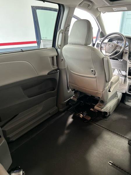 Used 2020 Toyota Sienna XLE w/ XLE Navigation Package image 14