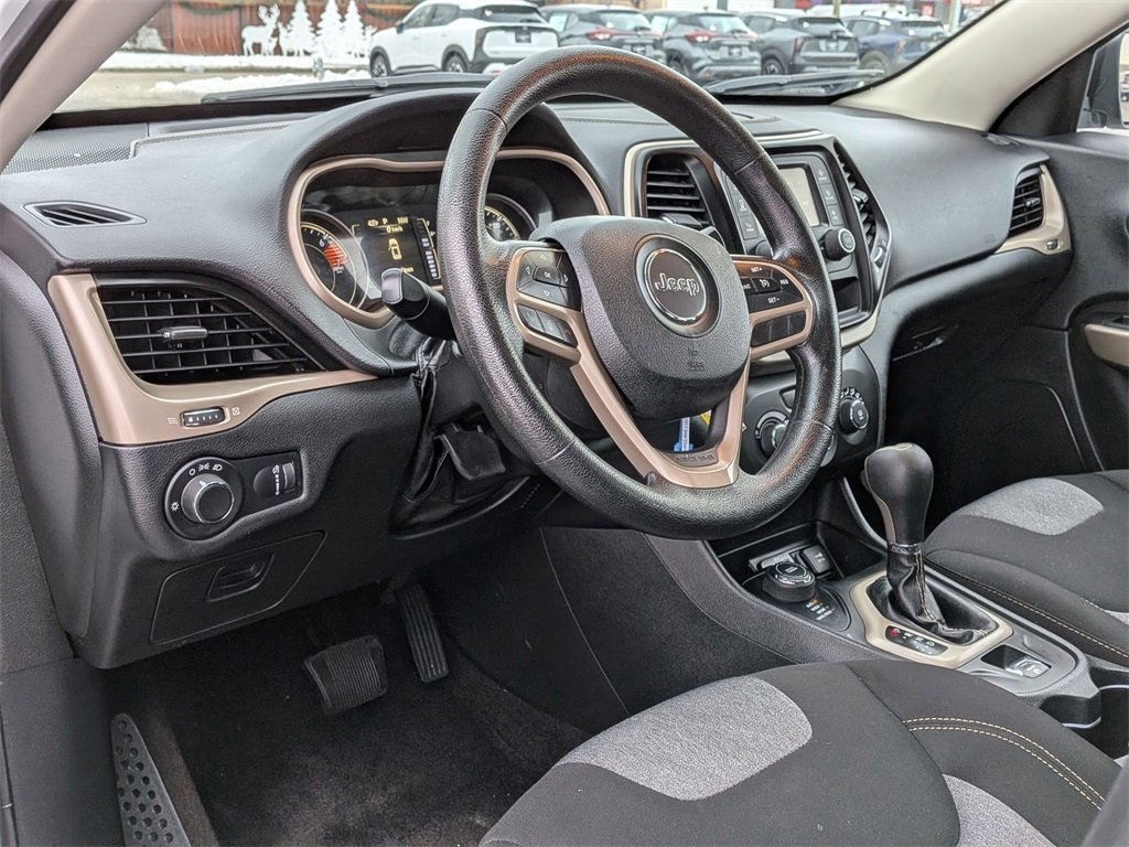 Used 2017 Jeep Cherokee Sport image 10