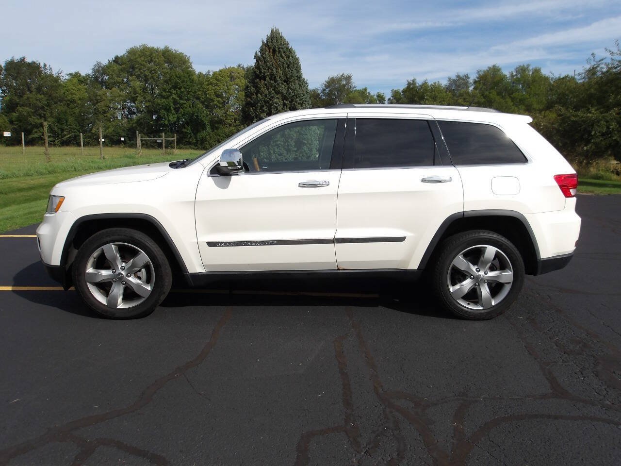 Used 2011 Jeep Grand Cherokee Overland AWD/4WD image 49