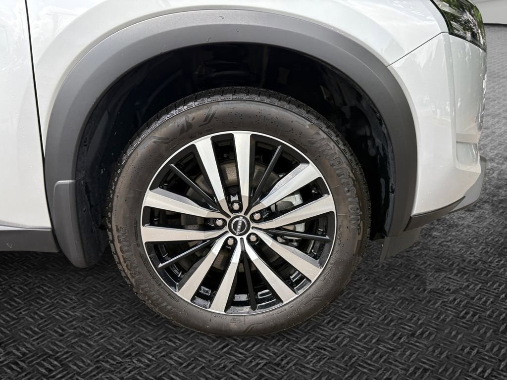 Used 2025 Nissan Pathfinder Platinum FWD image 11