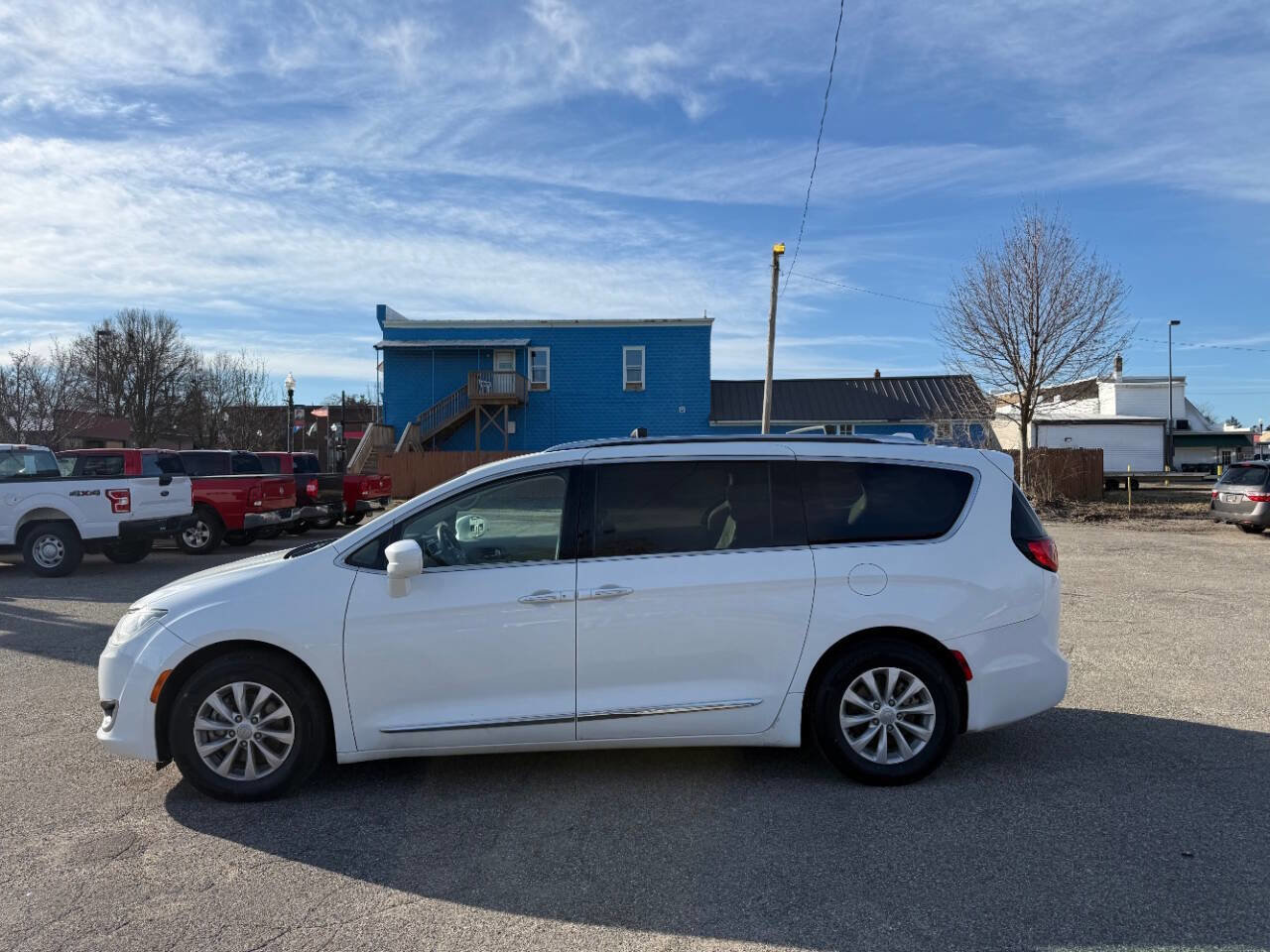 Used 2018 Chrysler Pacifica Touring-L image 2
