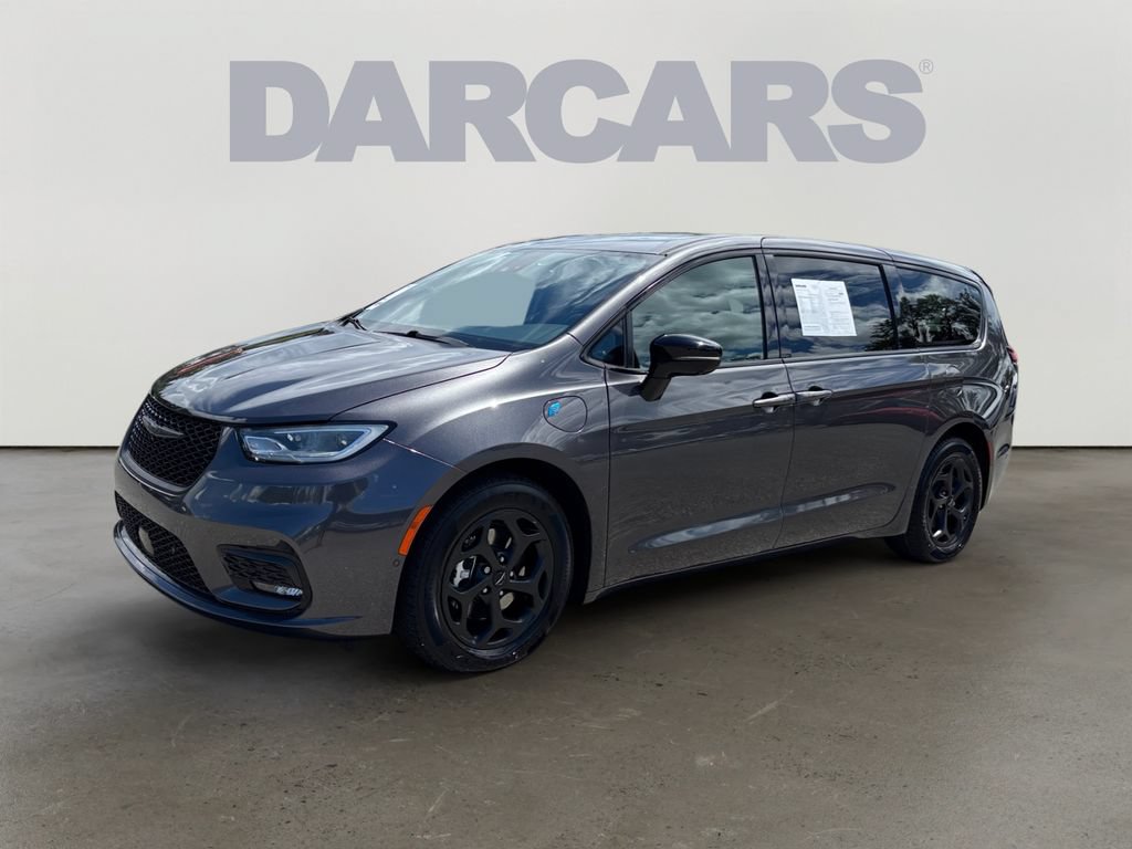Used 2023 Chrysler Pacifica Limited w/ Uconnect Theater Family Group FWD image 3