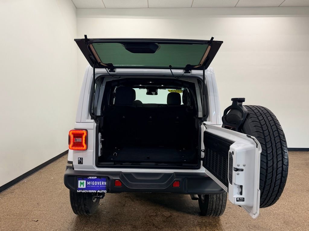 Used 2025 Jeep Wrangler Sahara AWD/4WD image 31