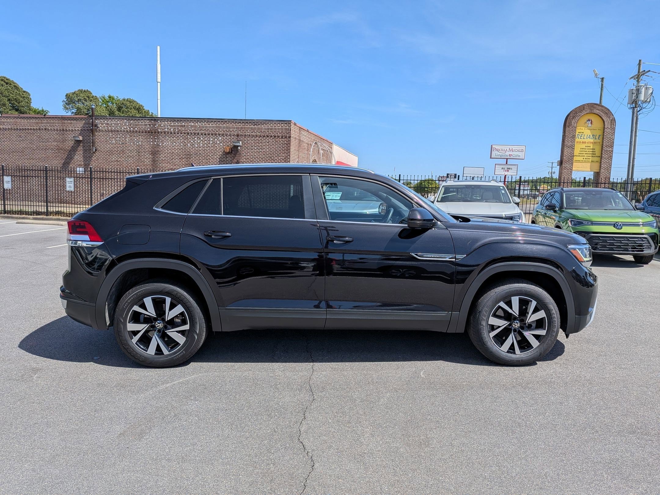 Used 2023 Volkswagen Atlas Cross Sport SE AWD/4WD image 2