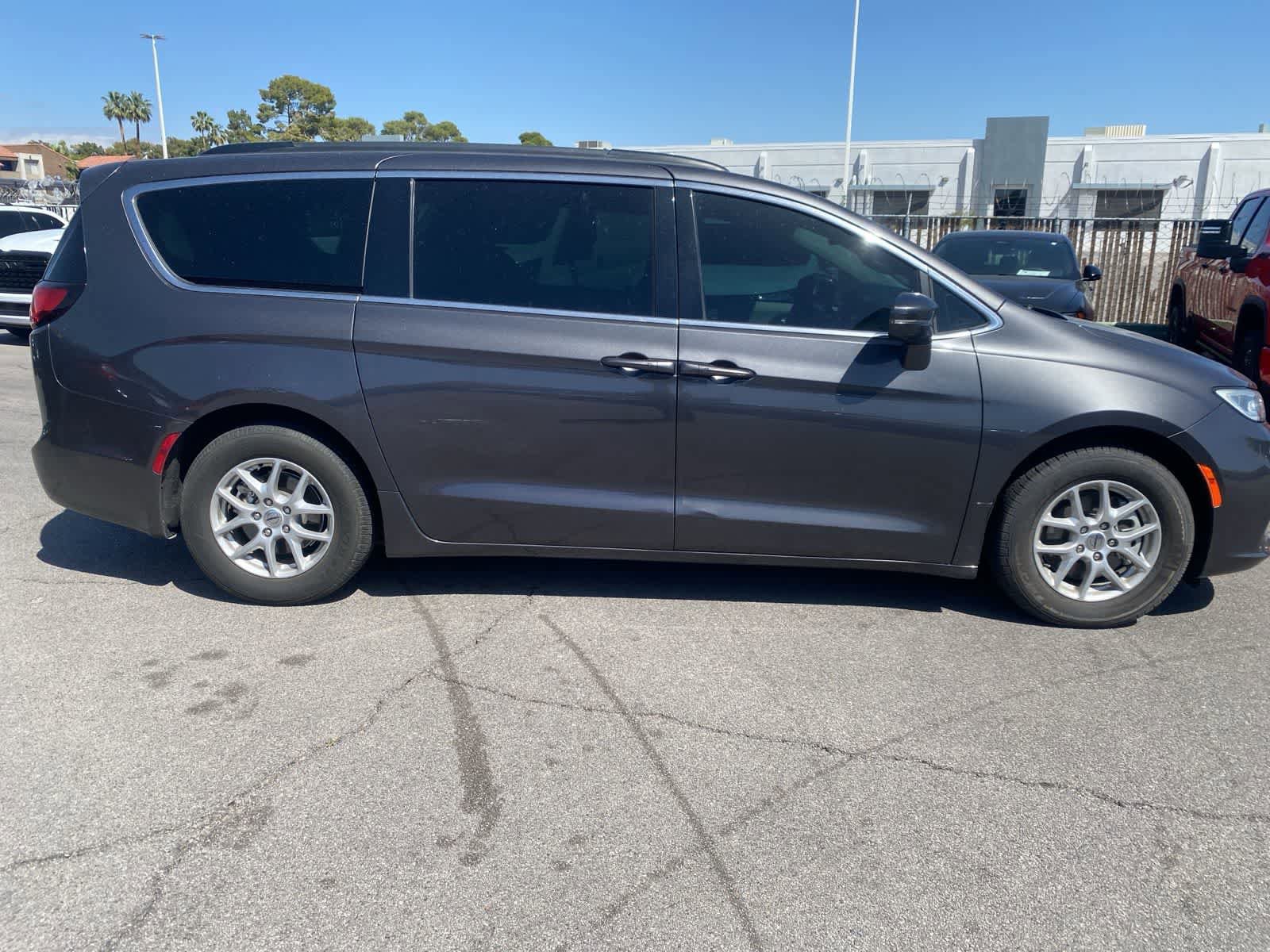 Used 2022 Chrysler Pacifica Touring-L FWD image 4