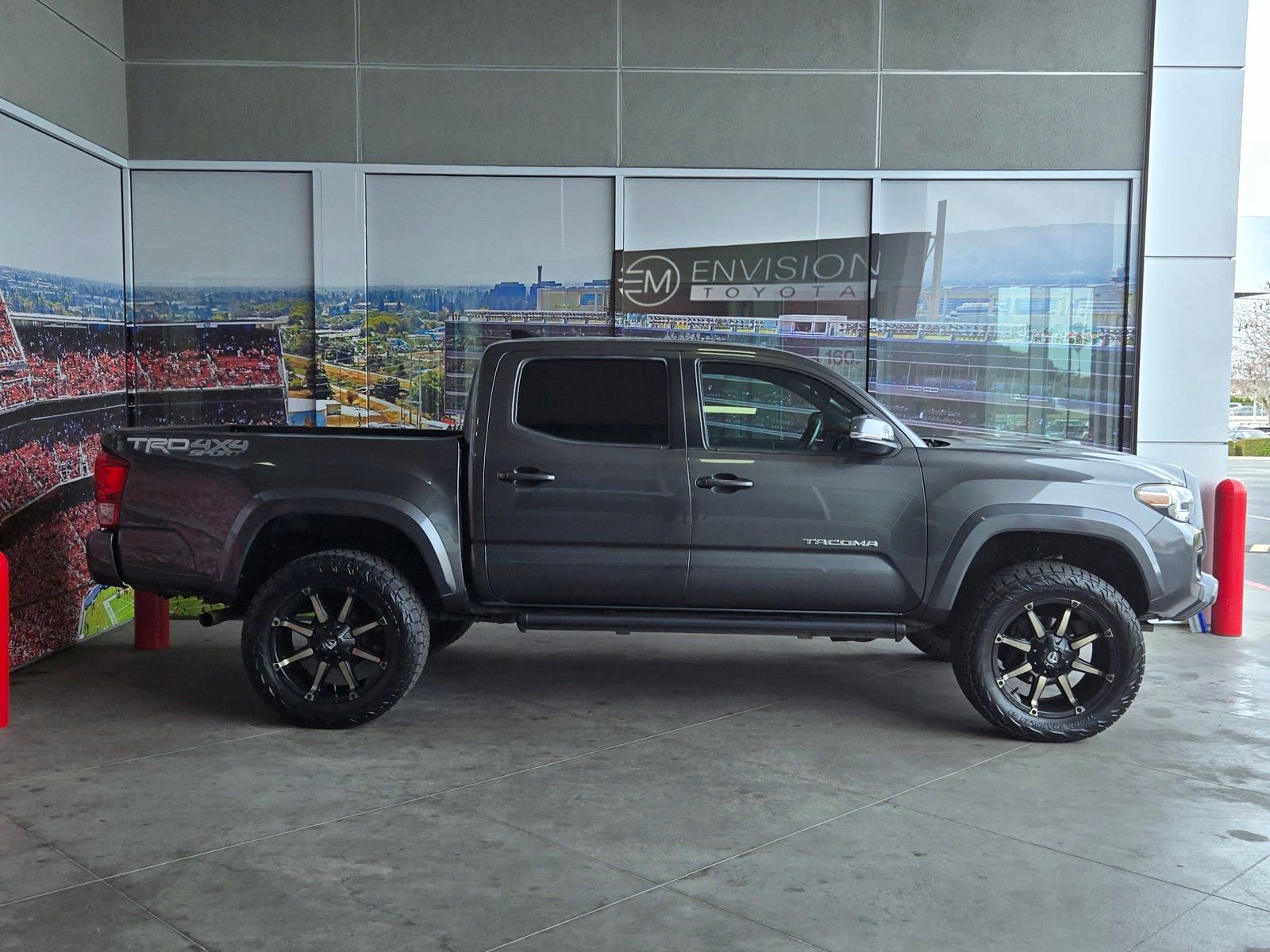 Used 2017 Toyota Tacoma TRD Sport image 4