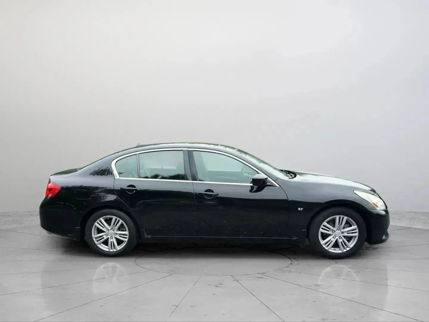 Used 2015 INFINITI Q40 w/ Moonroof Package image 4