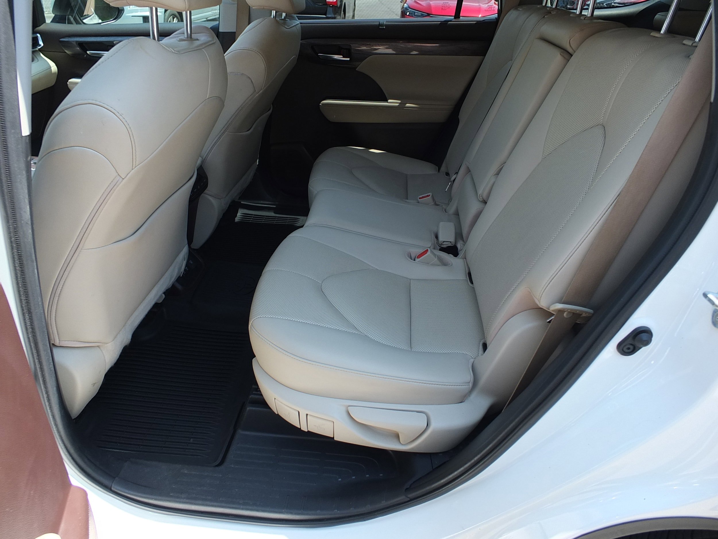 Used 2020 Toyota Highlander Limited FWD image 13