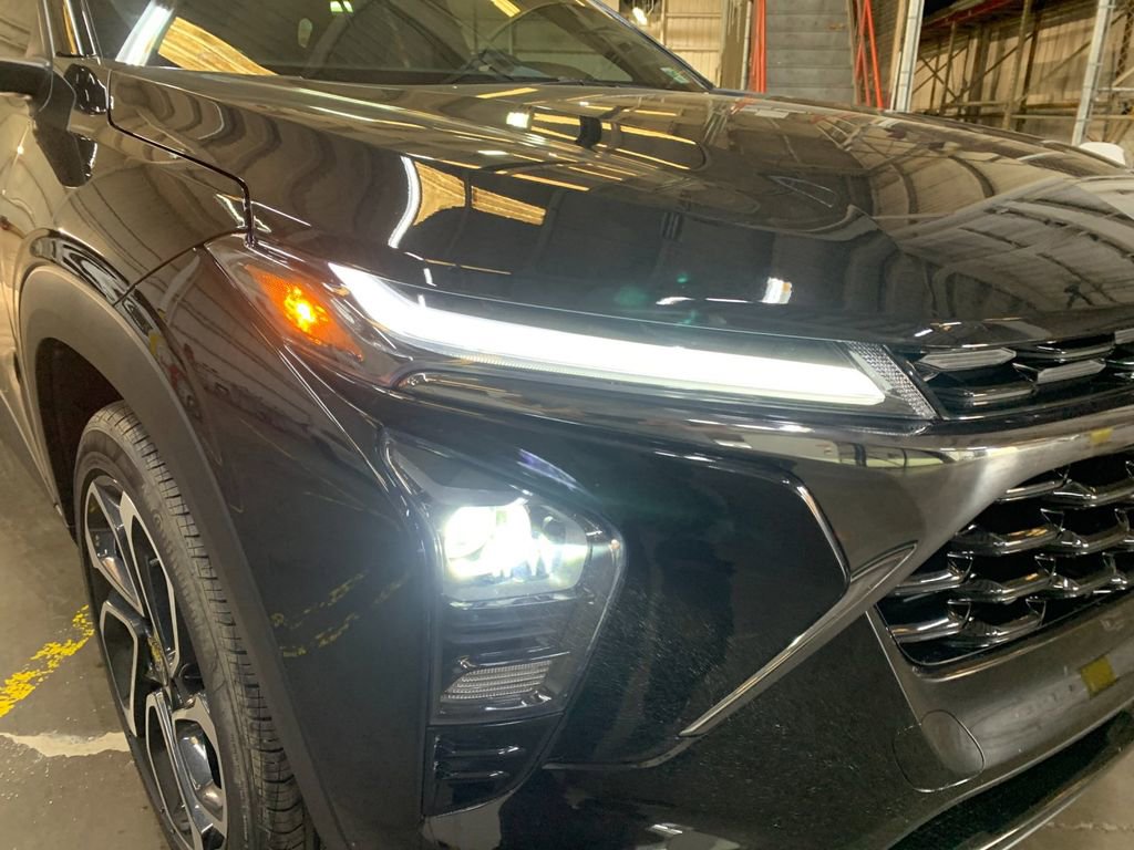 Used 2025 Chevrolet Trax RS w/ Sunroof Package image 34