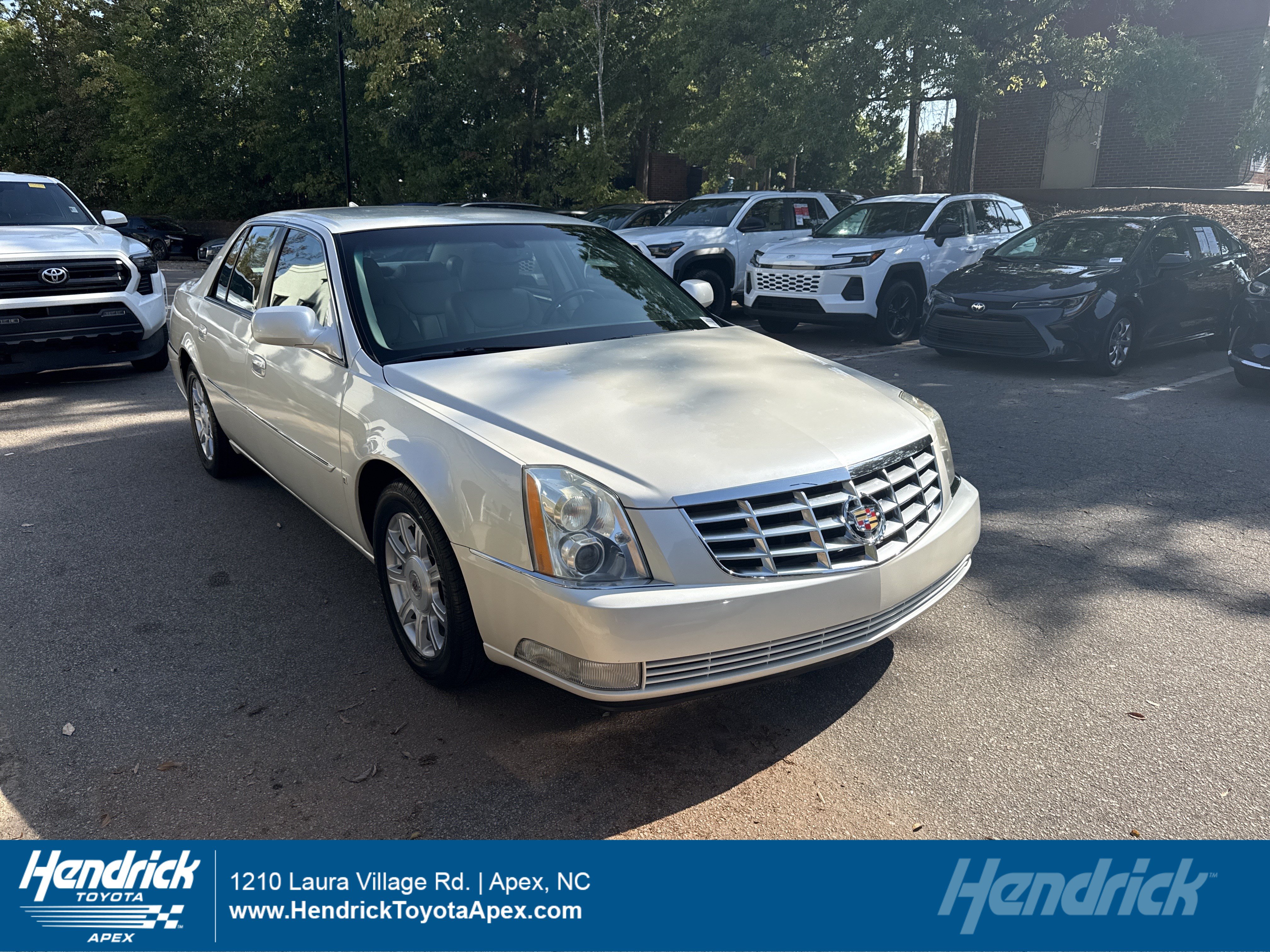 Used 2009 Cadillac DTS w/ Trunk Convenience Package FWD image 1