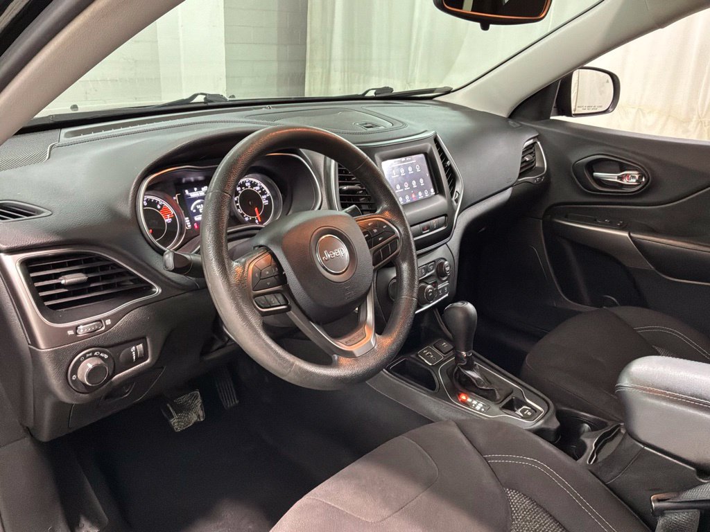 Used 2021 Jeep Cherokee Latitude FWD image 14