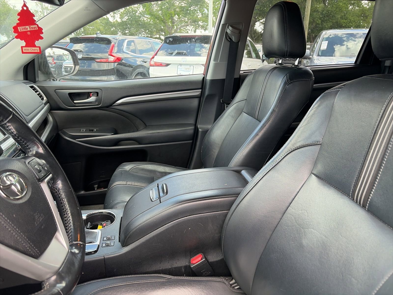 Used 2018 Toyota Highlander SE image 12