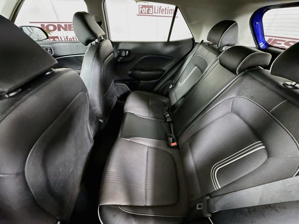 Certified 2022 Hyundai Venue Limited FWD image 27